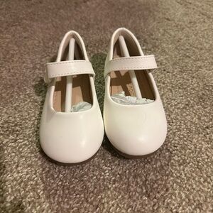 Classic White Kids Shoes (never worn) toddler 6